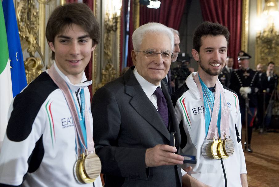Il Presidente della Repubblica Sergio Mattarella con i campioni paralimpici Giacomo Bertagnolli, accompagnato dalla sua guida Fabrizio Casal. LaPresse 